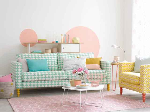 粉红色，蓝色和绿色在柔和的颜色装饰在开放的计划客厅