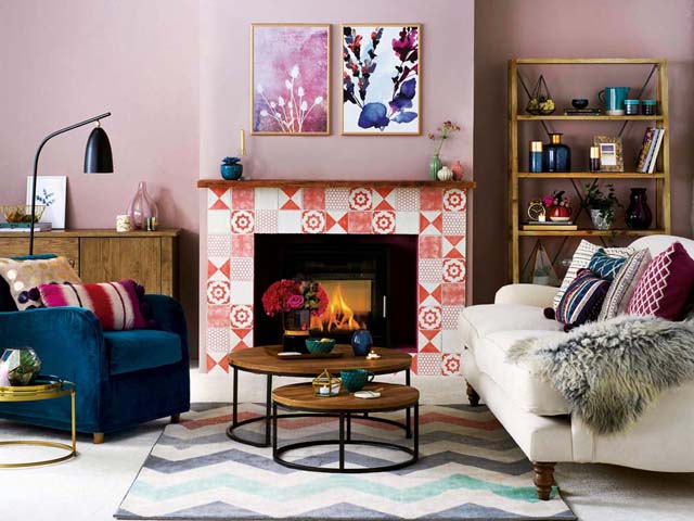 粉红色和红色的客厅与印花和图案的混合壁炉