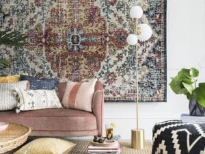 桃红色天鹅绒沙发与坐垫的汇集和摩洛哥样式地毯在墙壁上由bhs ss18春天夏天2018年