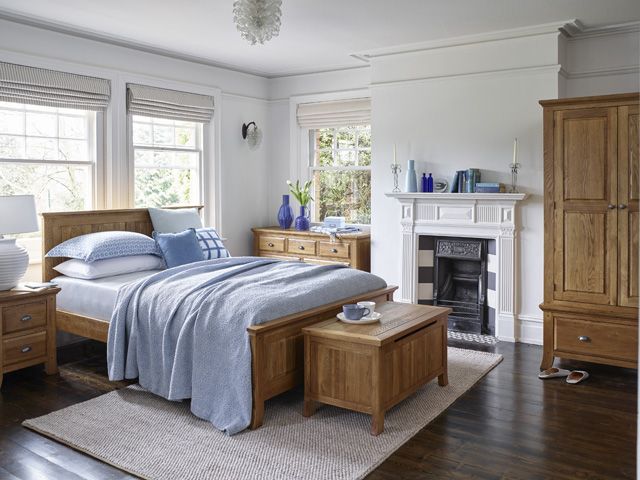 陶顿古典木家具在一间由橡木家具组成的蓝色卧室里