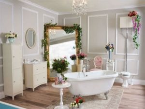 良好的家庭维多利亚梅法国花卉浴室房子在理想的家庭秀