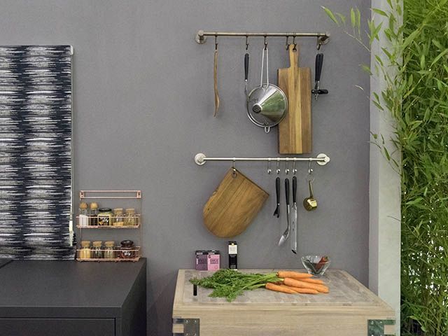 厨房柜与装饰的墙壁和烹饪配件在良好的家庭秀2018年理想的家庭秀