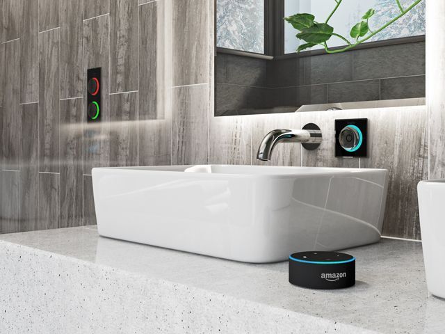 在维多利亚李子的浴室里的盆地的Smartap淋浴系统