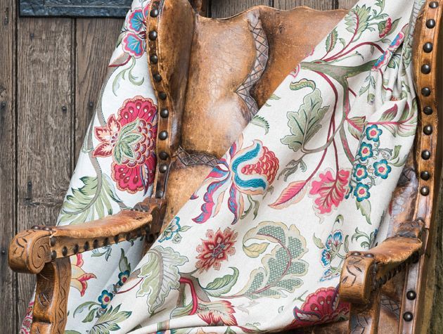花卉织物覆盖铜臂椅