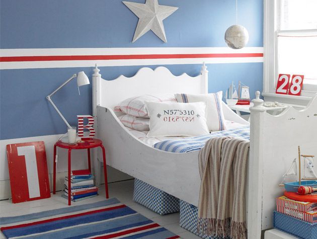 红色白色和蓝色条纹儿童卧室装饰