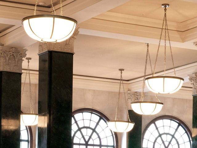 20年代风格的lutyens灯饰悬挂在伦敦Ned酒店的餐厅里