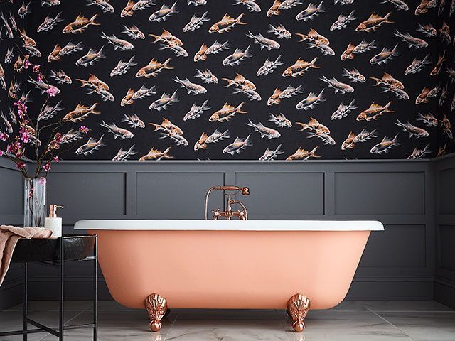 鱼印花壁纸在黑色和腮红粉红色在浴室里的格雷厄姆＆布朗 - 壁纸潮流2019  -  goodhomesmagazine.com