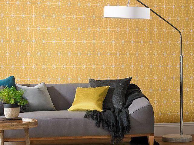 棱镜印花壁纸黄色由Graham＆Brown在起居室 - 壁纸趋势2019  -  GoodhomesMagazine.com