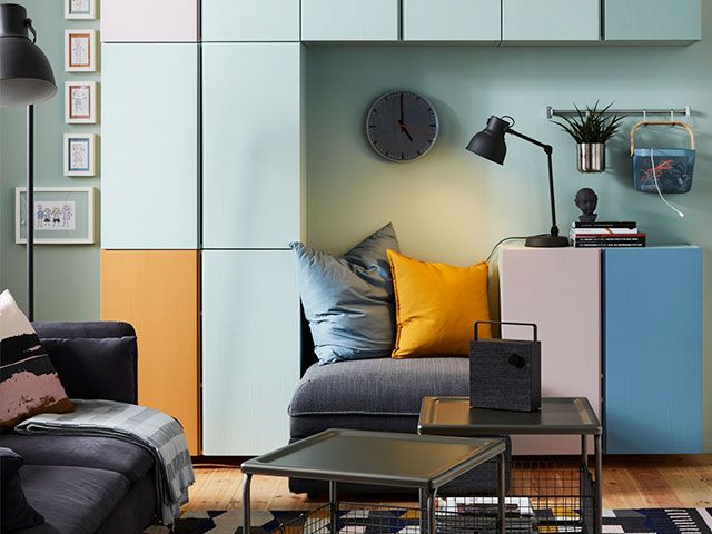 一个带有模块化矩形储存的起居室，涂上蓝色，橙色和粉红色