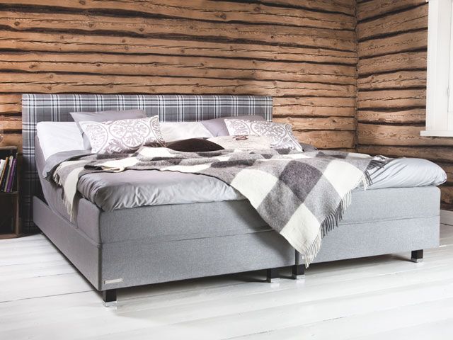 卧室有木板墙和一张床，床上有灰色的床垫，格子的床头板和灰白色的羽绒被套装unikbed-卧室-好家杂志