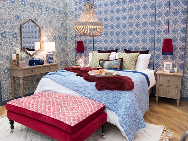 2019年的理想家居展上，女王的卧室里有蓝色花卉墙纸和Unikbed床垫的大床