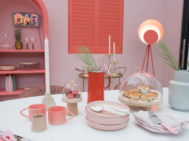 珊瑚厨房餐厅与餐桌在好家庭房间设置在理想的家庭2019秀