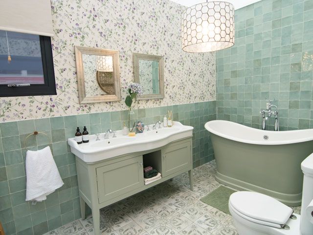 2019年“理想家居展”中，以女王为灵感的绿色套间浴室中的双水槽