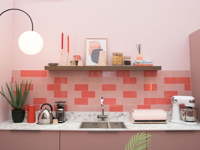 2019年“理想家居展”上，“好家”房间里的活珊瑚厨房配有地铁瓷砖，大理石台面配有经典电器