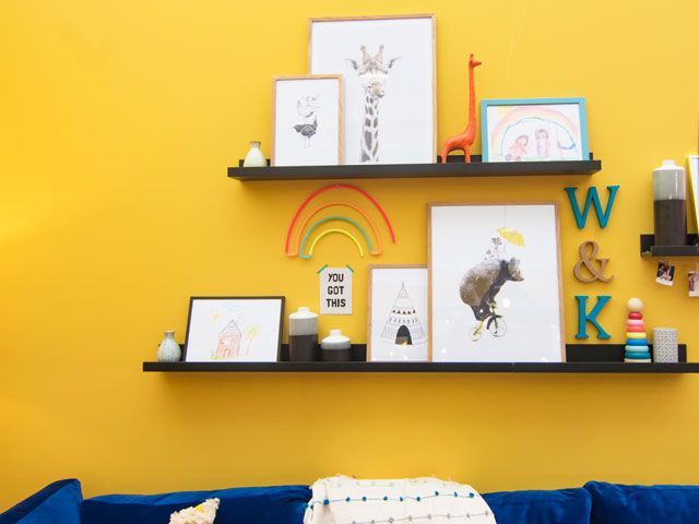 2019年的理想家居展上，家庭生活空间的书架上挂着皇冠芥末罐黄色油漆