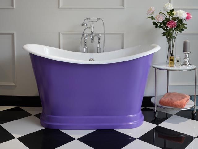 紫色tubby torre duo by albion baths在浴室与黑白地板