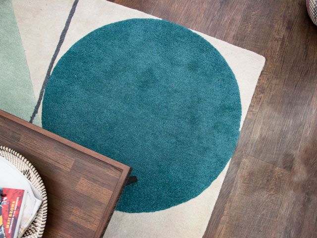 2019年的理想家居展上，客厅里的木地板、地毯和咖啡桌都是由查尔斯和卡米拉设计的