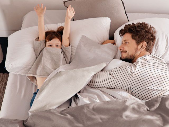 父亲和儿子睡觉在一个睡觉的床上 - 血质刺激室 - 哥多霍多斯magazine.com