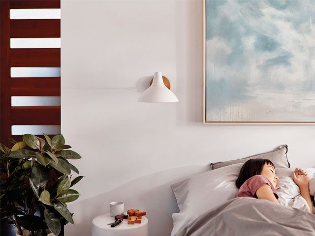 睡觉在一个在一个白色绘的卧室的一个妇女的图片 - 血质妇女 -  edroom-goodhomesmagazine.com