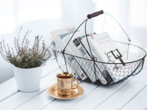篮子，在一张白色桌子上的书与薰衣草植物和金杯和茶碟，kaboompics，5个新的室内设计书，以发射您的创造力