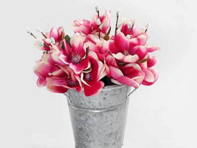 粉红色的木兰花在金属桶 - 最佳的人造花 - 丹伊丽 -  Goodhomesmagazine.com
