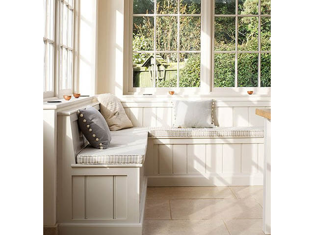 通风的白色温室与窗户的座位-温室装饰的想法- goodhomesmagazine.com