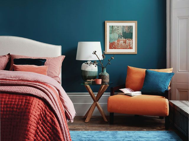 家具村灯和床在一间蓝色的卧室