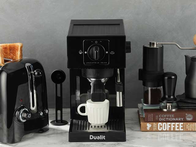 Dualit咖啡机nxt烤面包机和咖啡字典在大理石的背景