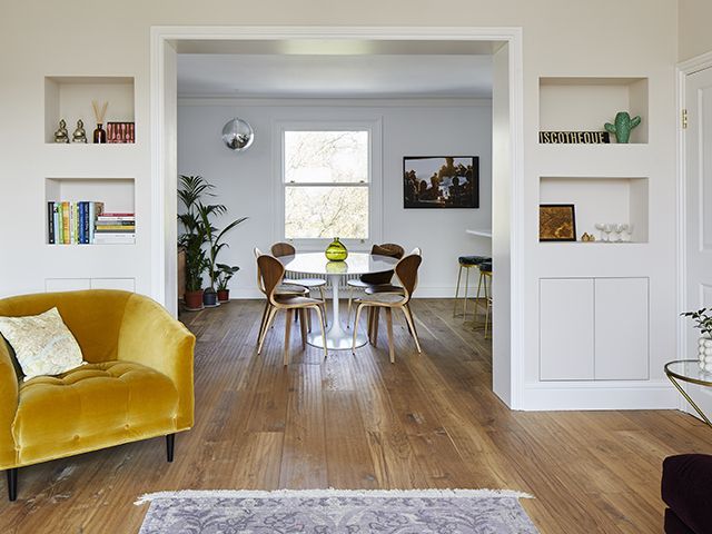 现代伦敦实木餐厅和客厅的地板——goodhomesmagazine.com