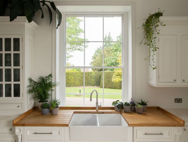 摇床式厨房的大窗扇，可以俯瞰斯塔夫利庭院花园