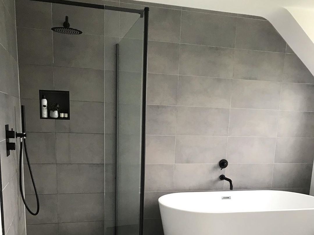 在现代浴室@blathtinn中的黑色淋浴，屏幕和浴缸筛选器 -  Goodhomesmagazine.com