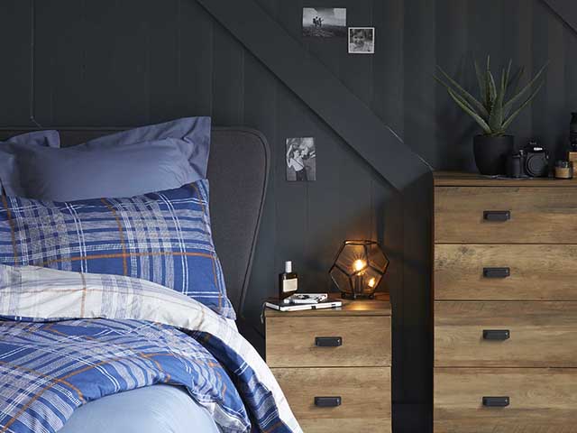 Dunelm现代卧室，带台灯和抽屉- goodhomesmagazine.com