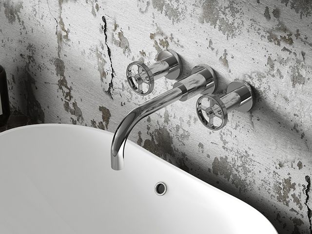 哈德逊里德的革命墙安装搅拌机水龙头在一个工业风格-浴室- goodhomesmagazine.com