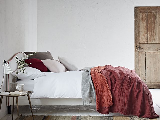 布里克亚麻玛莱被织布机扔在床上和最后舒适的卧室- goodhomesmagazine.com