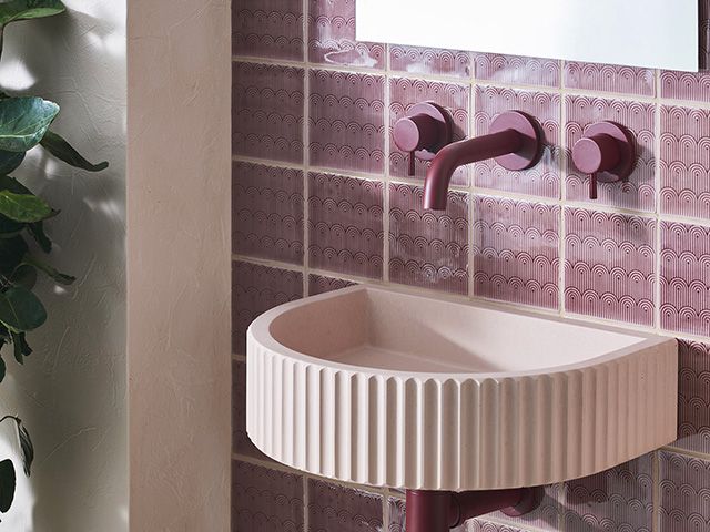 原始风格的泰贝瑞装饰瓷砖与石膏混凝土盆-浴室- goodhomesmagazine.com