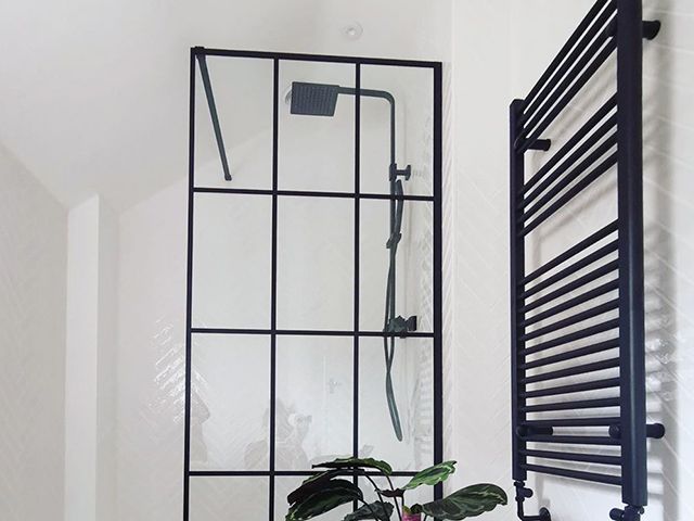 @ One.3.用黑屏淋浴，毛巾铁路和降雨淋浴 - 浴室 -  GoodhomesMagazine.com
