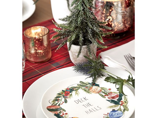 在节日餐桌上的标记和斯宾塞微型冷杉圣诞树