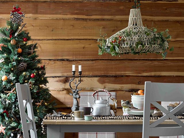 橡木家具和圣诞餐桌与节日照明