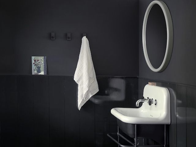 油漆和纸图书馆新黑浴室 -  Goodhomesmagazine.com