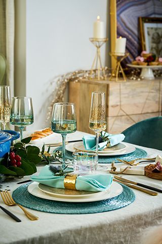 wayfair餐厅的特写镜头-看看Vogue Williams的圣诞餐厅改造- dining room - goodhomesmagazine.com