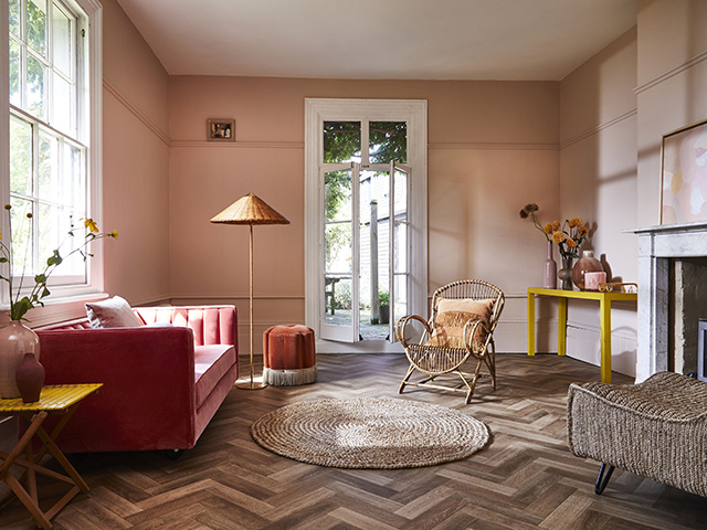 温暖的粉红色和赤土陶器客厅 -  Goodhomesmagazine.com  -  2021的趋势