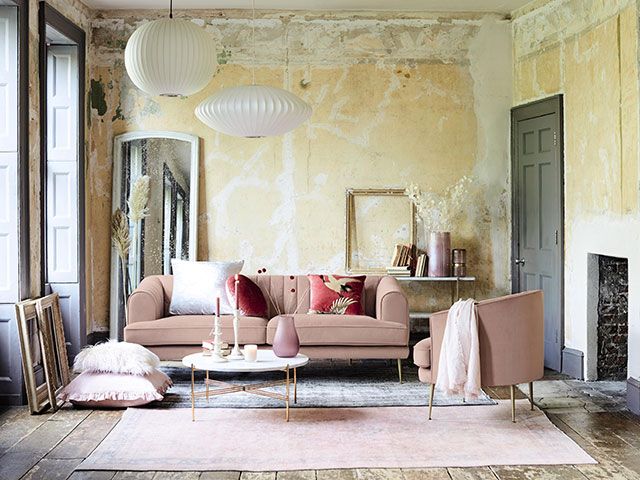 迷人的粉红色从dfs在客厅的沙发上——goodhomesmagazine.com