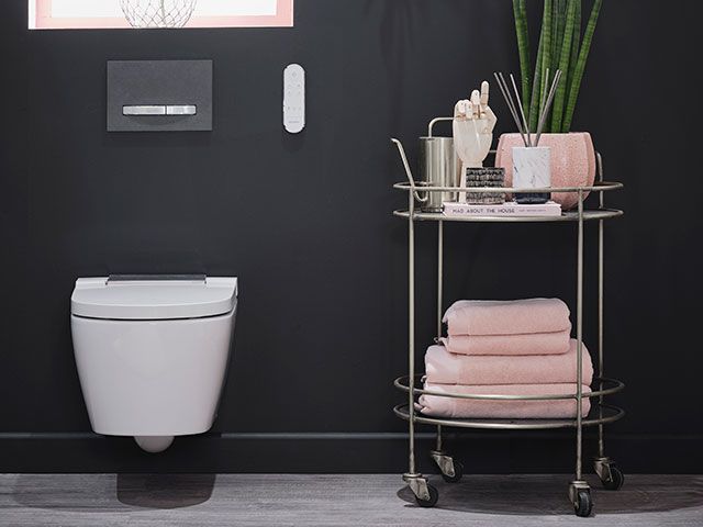 黑色和粉红色浴室计划中的智能淋浴厕所 -  Goodhomesmagazine.co