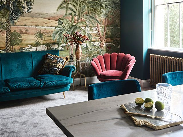 伦敦公寓豪华厨房与墙壁壁画和天鹅绒椅 - 首页游览 -  Goodhomesmagazine.com
