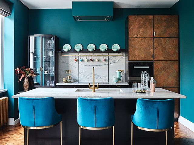 豪华厨房与蓝色和铜饰面在伦敦公寓 -  Goodhomesmagazine.com