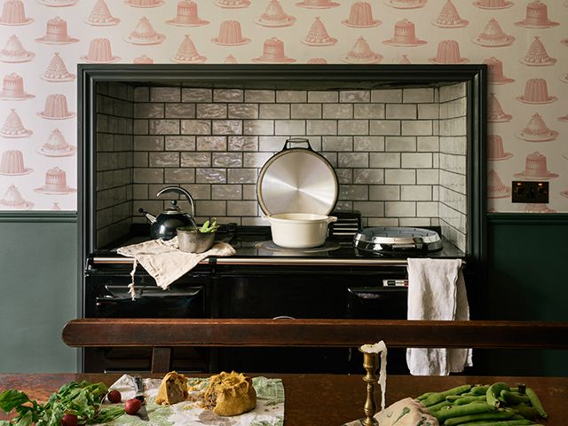 粉红色和绿色的德沃尔经典英式厨房