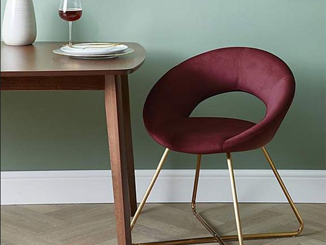 弯曲的天鹅绒餐椅- 7个最流行的餐椅- dining - goodhomesmagazine.com