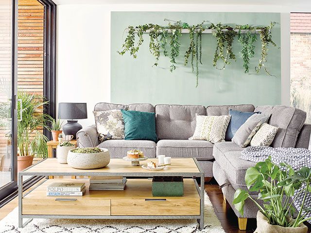 植物让客厅充满了橡树或许家具的天堂更为准确些家具——goodhomesmagazine.com
