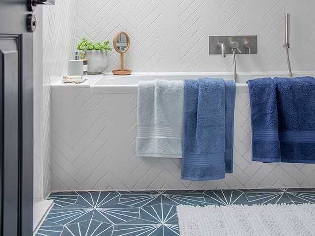 棉毛巾挂在浴缸一侧 -  Goodhomesmagazine.com