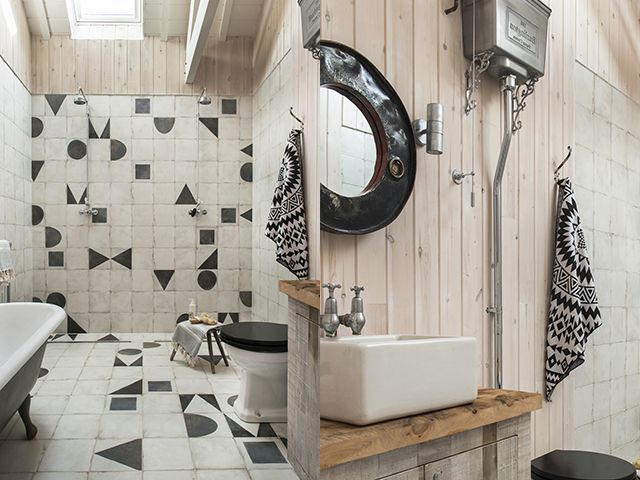 浴室在康沃尔郡的乡村小屋的房子——goodhomesmagazine.com